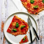 ketogeeninen-ruoka-keto-pizza_kukkakaalipohjalla-scaled (1)