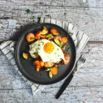 ketogeeninen-ruoka-keto-pyttipannu-scaled-e1669631949211